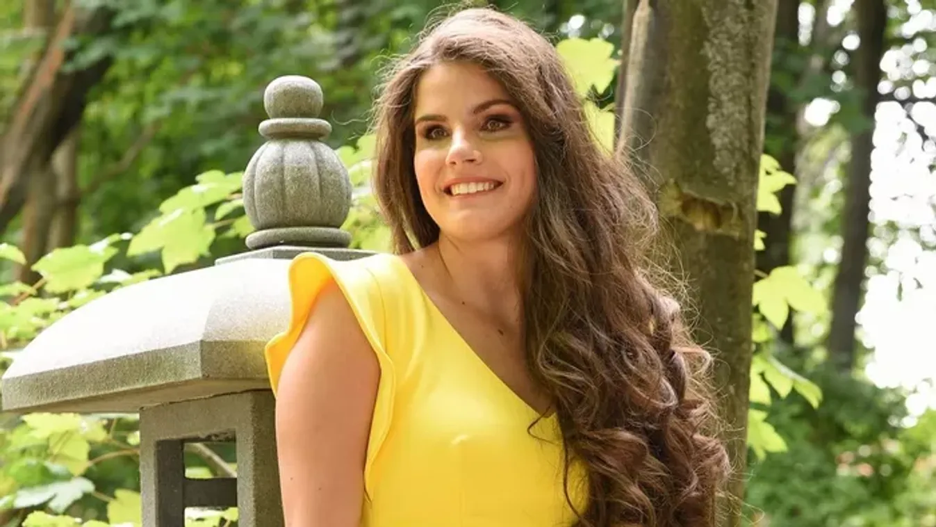 Agárdi Szilvi újabb bravúrja: lóháton köszönti az újévet a vak énekesnő