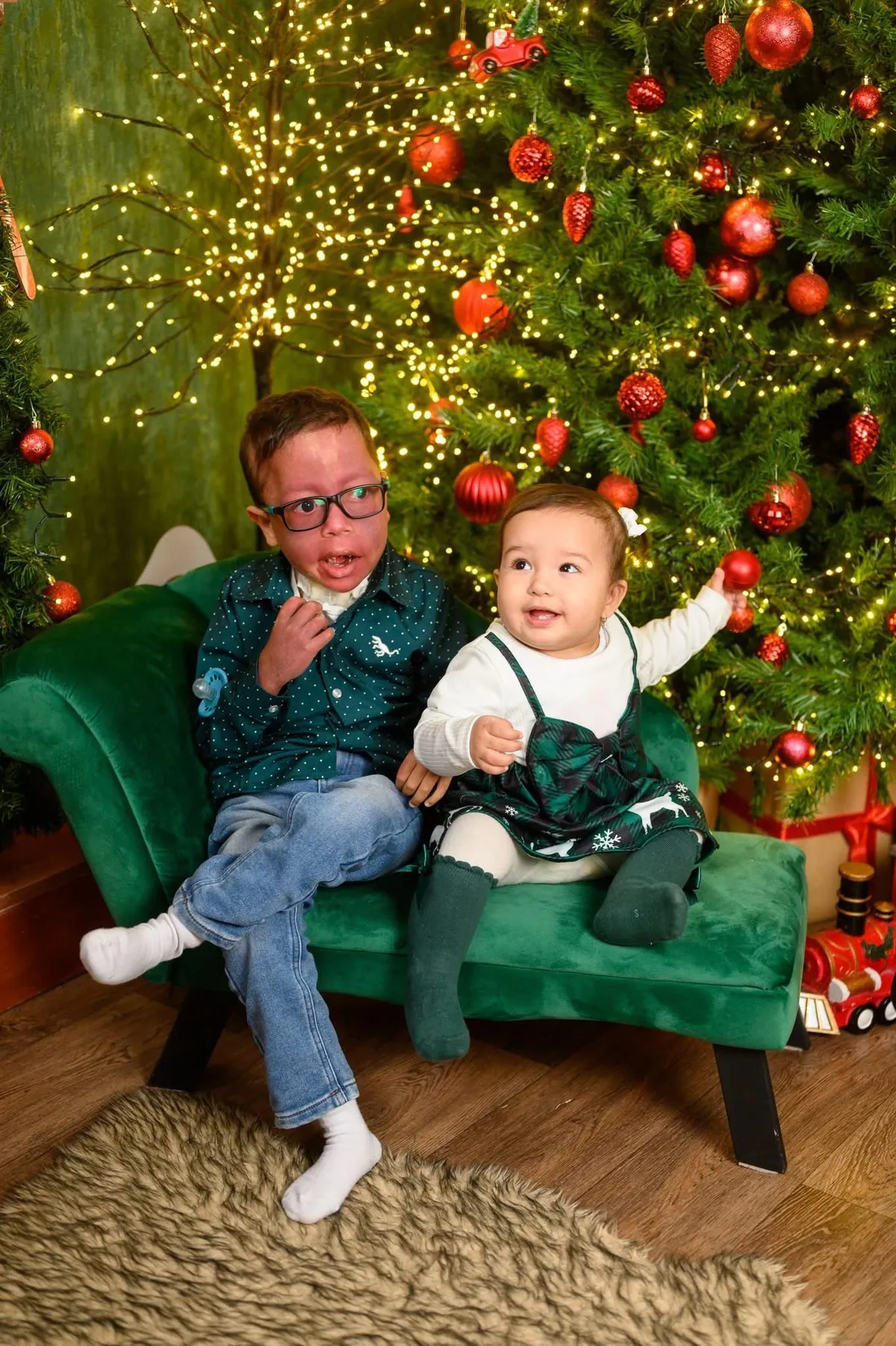 Csukás Ábel Máté és testvére a karácsonyfa alatt