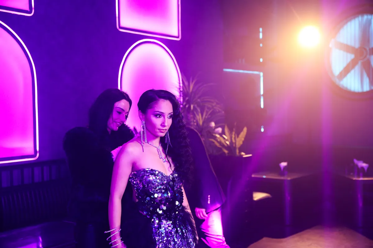 Nótár Mary két ruhában pompázik a klipben. 