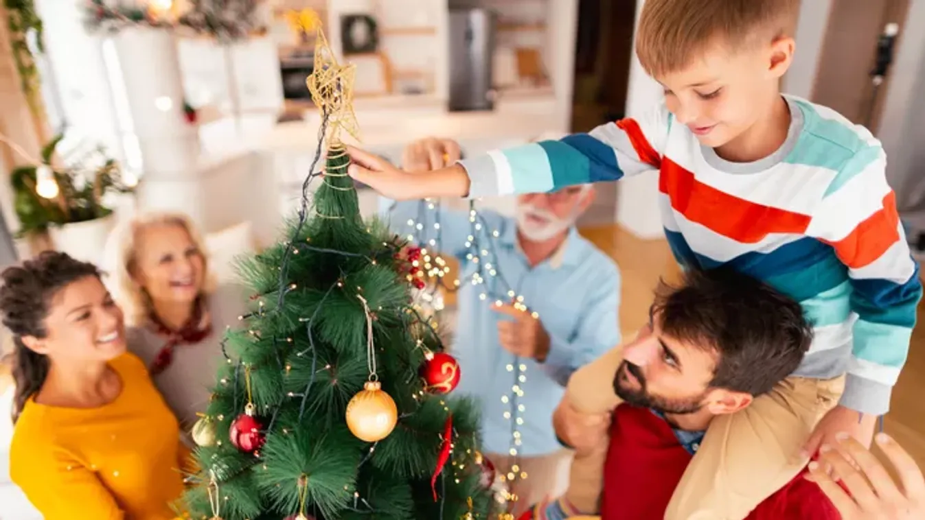 Személyiségteszt: ki teszi fel a csúcsdíszt a karácsonyfára? Sokat elárulhat a családi dinamikáról