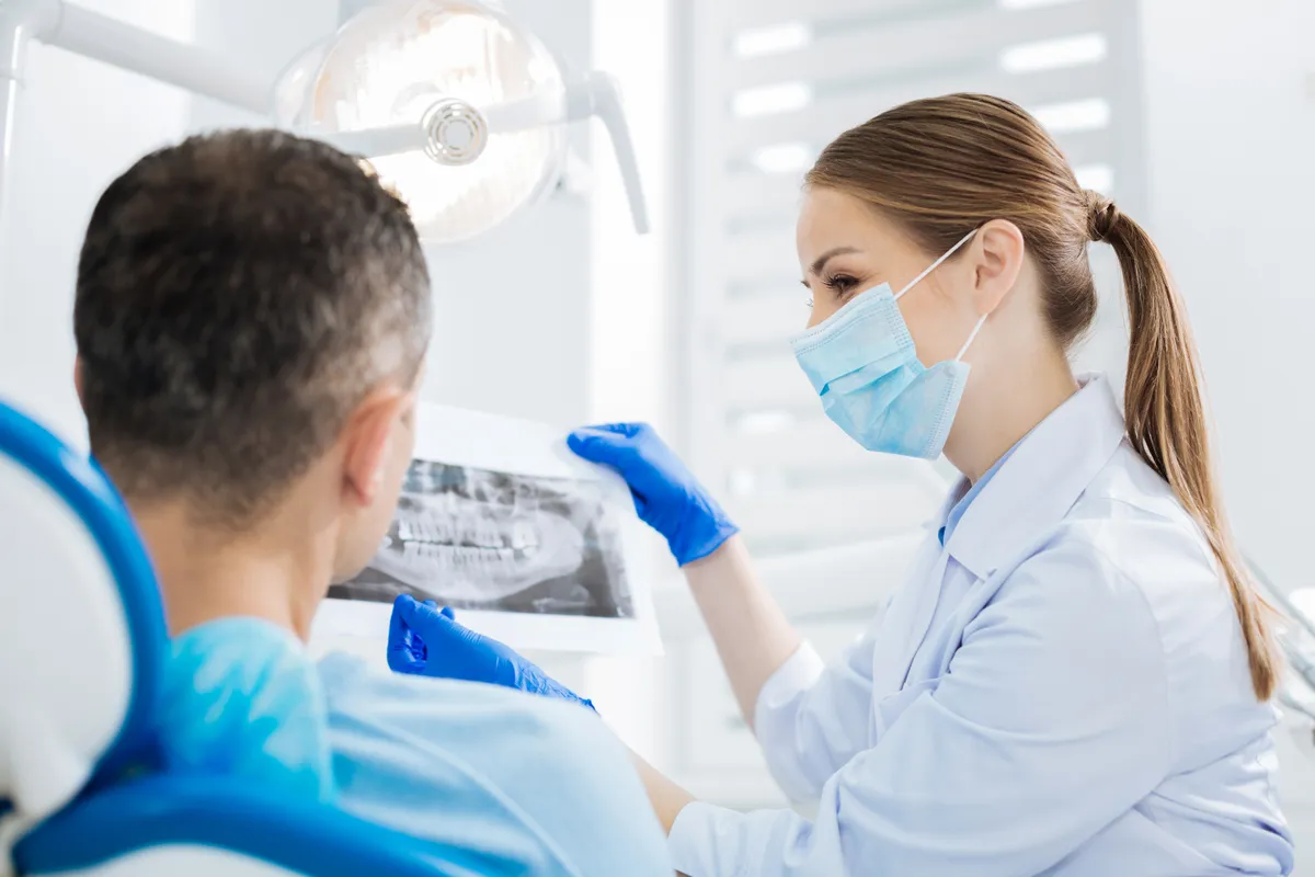 Szuvas fog miatt fogorvosi vizsgálaton részt vevő férfi