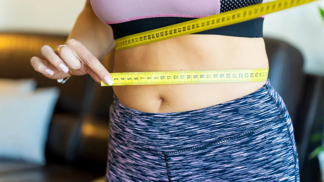 Újévi diétatippekkel fogyó nő