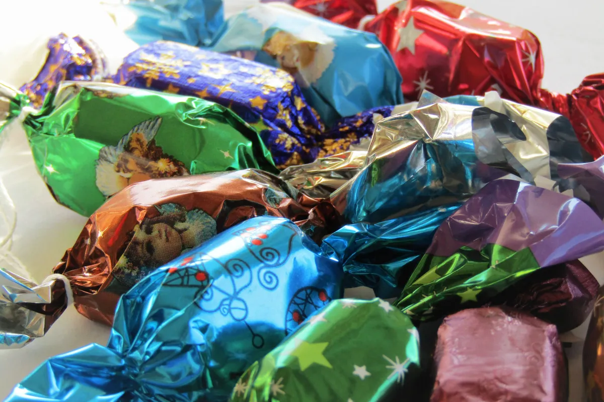 Olcsó szaloncukor vásárlása: különféle szaloncukrok színes csomagolásban.