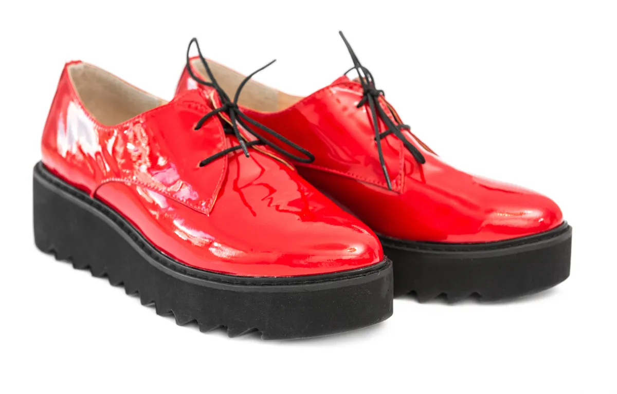 Bumszlin pirois cípő, vagyis a bohóccipő, ami durva öltözködési bakinak számít.