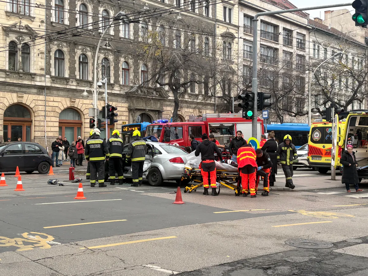 Súlyos baleset: villamos ütközött autóval 