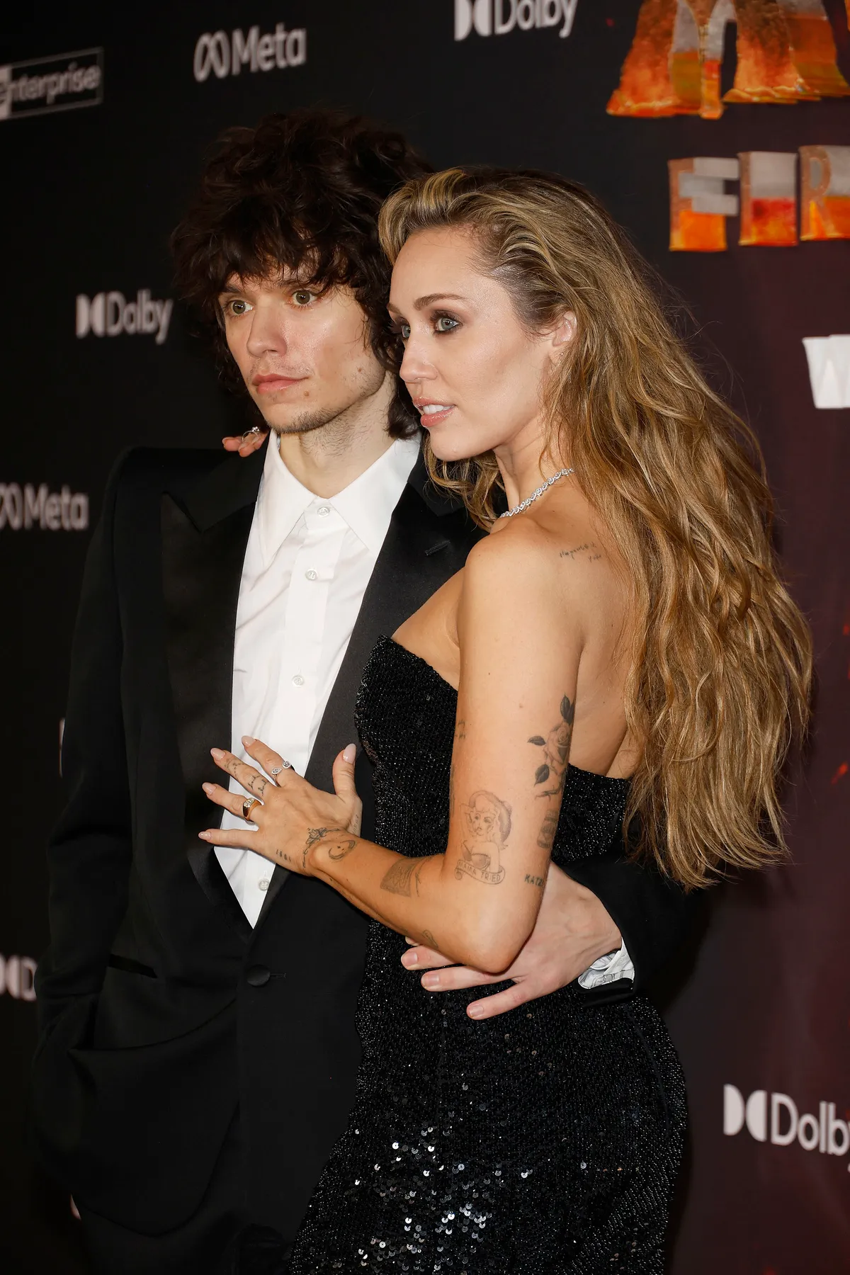 Miley Cyrus az Avatar: Tűz és hamu című film premierjén eljegyzési gyűrűt villantott