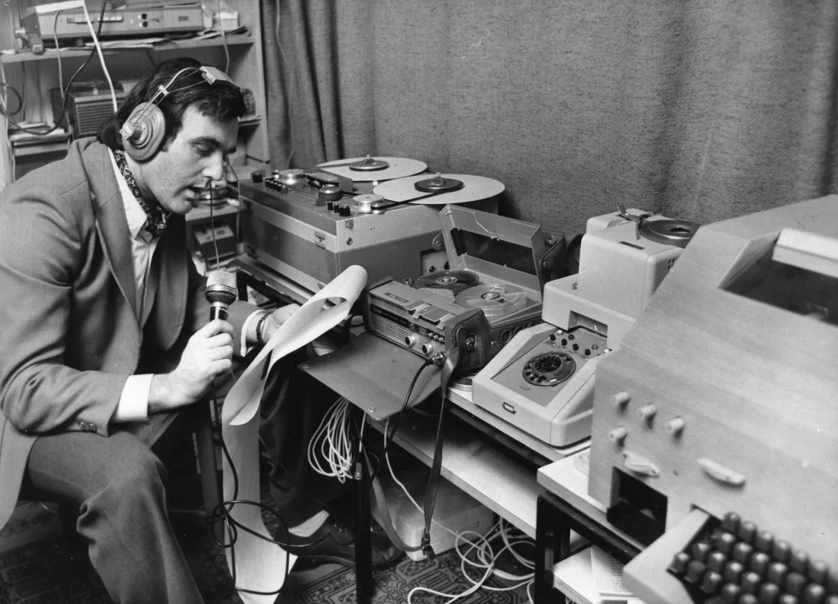 Egy régi televíziós, töltsd ki a kvízt.