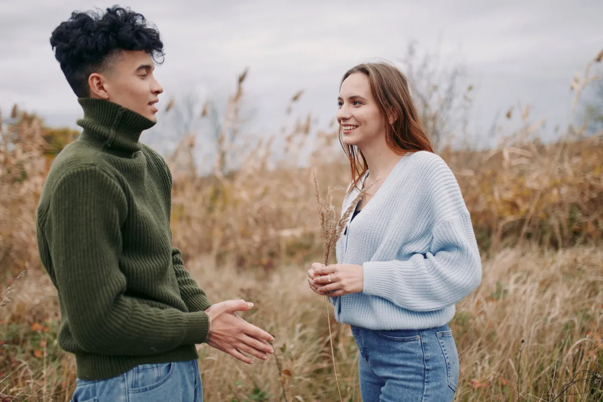 Demiszexualitás egy példája, egy nő és egy férfi, akik nem vonzódnak elsőre egymáshoz.