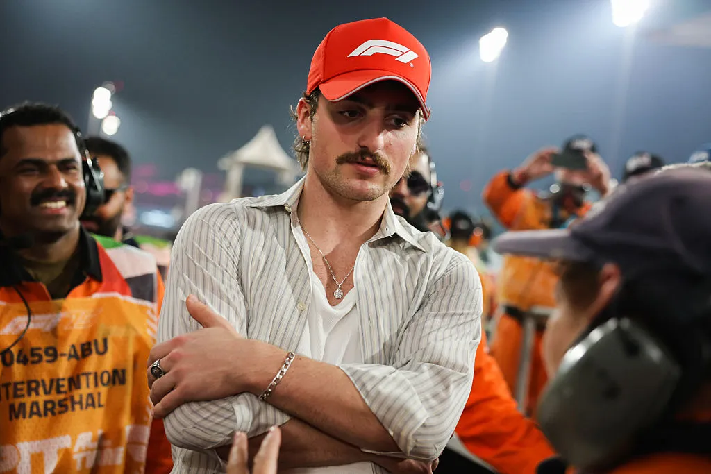  Benson Boone with marshalls after the qualifying session ahead of Formula 1 Abu Dhabi Grand Prix at Yas Marina Circuit on December 6th, 2025 in Abu Dhabi, United Arab Emirates. (Photo by Beata Zawrzel/NurPhoto)
