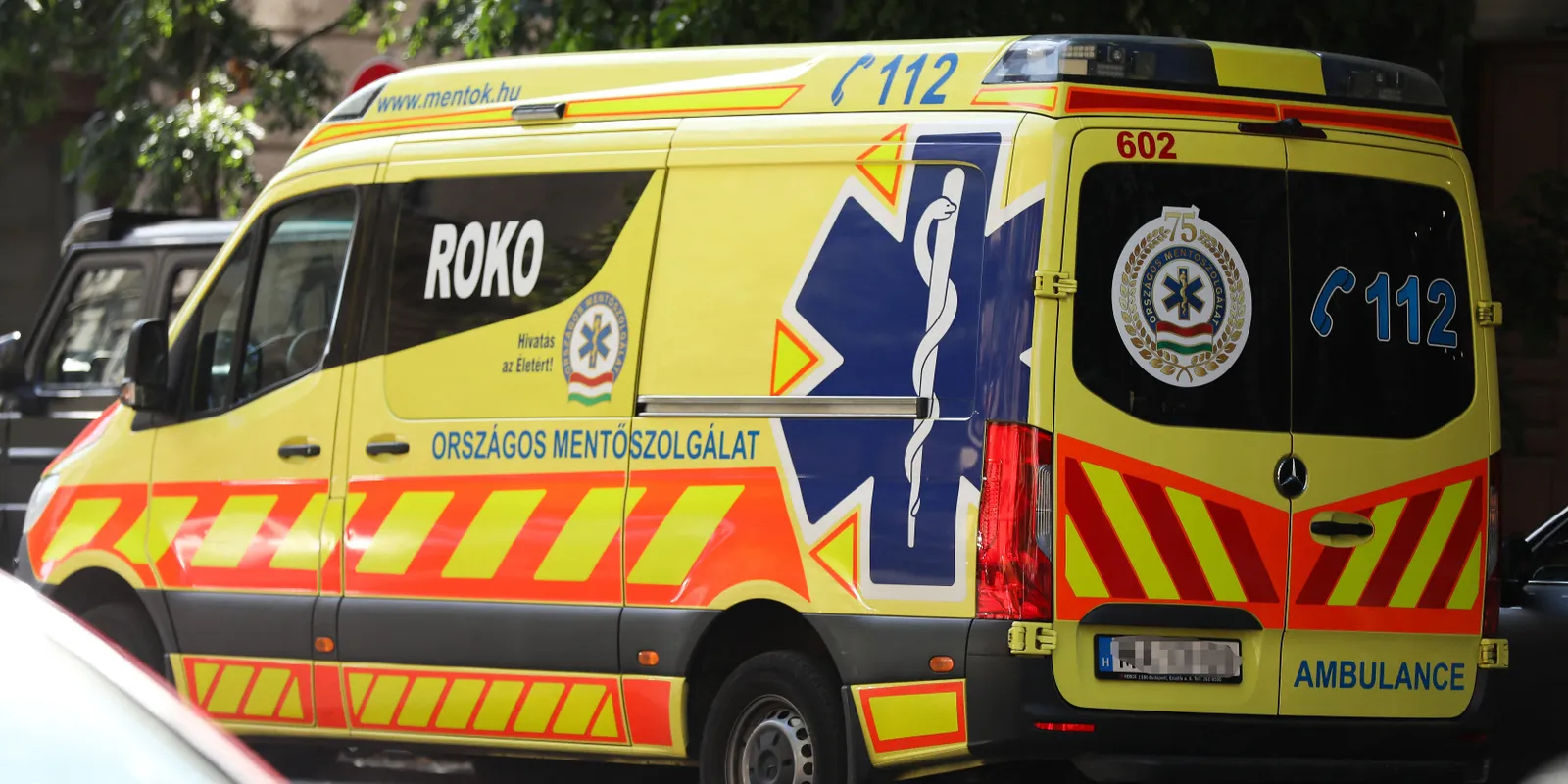 Teljes útzár: utasokkal teli busz balesetezett