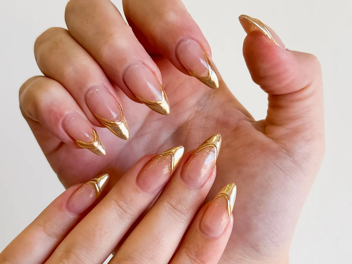 Arany francia stílusú szilveszteri körömtrend.