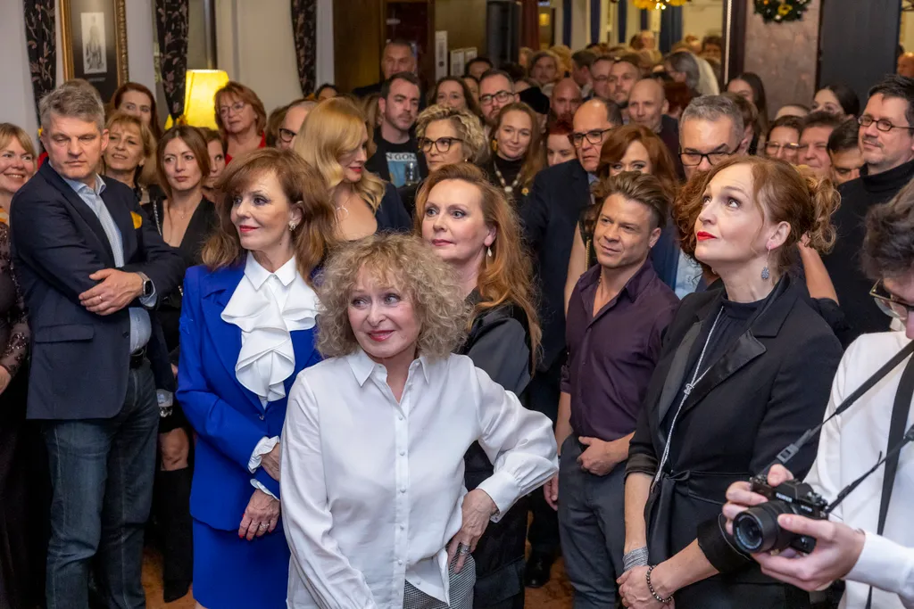 Rengeteg ember gyűlt össze a műsor utáni ünnepségen: legendák és nézők egyaránt.