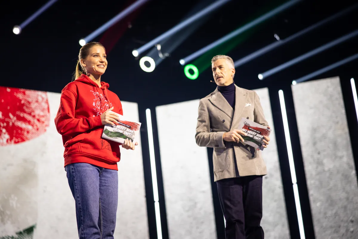 Az Orbán-firkás pulcsi nagy sikert aratott a kecskeméti Háborúellenes Gyűlésen