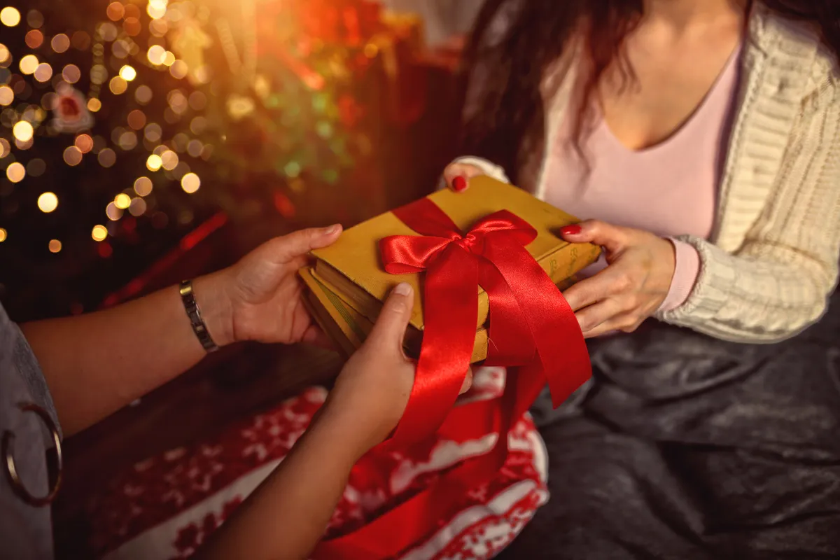 Karácsonyi könyvajánló segít, ha könyvmolynak ajándékoznál.