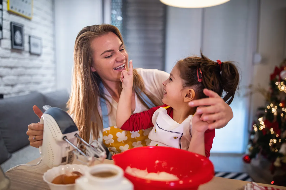 Anya és lánya együtt süt, ami már ünnepi szokássá vált.