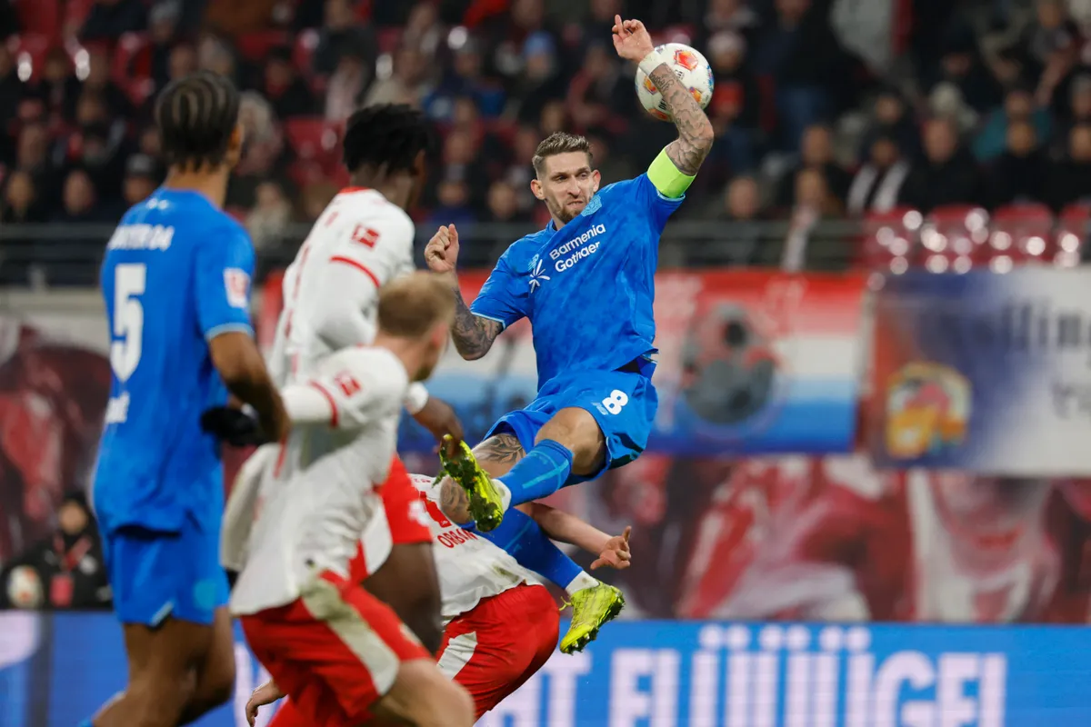 Andrich két méter magasba emelt kézzel ért a labdához, Orbán Williék (takarásban) mégsem lőhettek büntetőt a Leipzig-Leverkusen meccsen