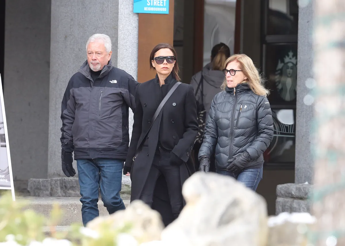 Victoria Beckham szüleit is segítségül hívta, hogy hazaédesgesse fiát karácsonyra