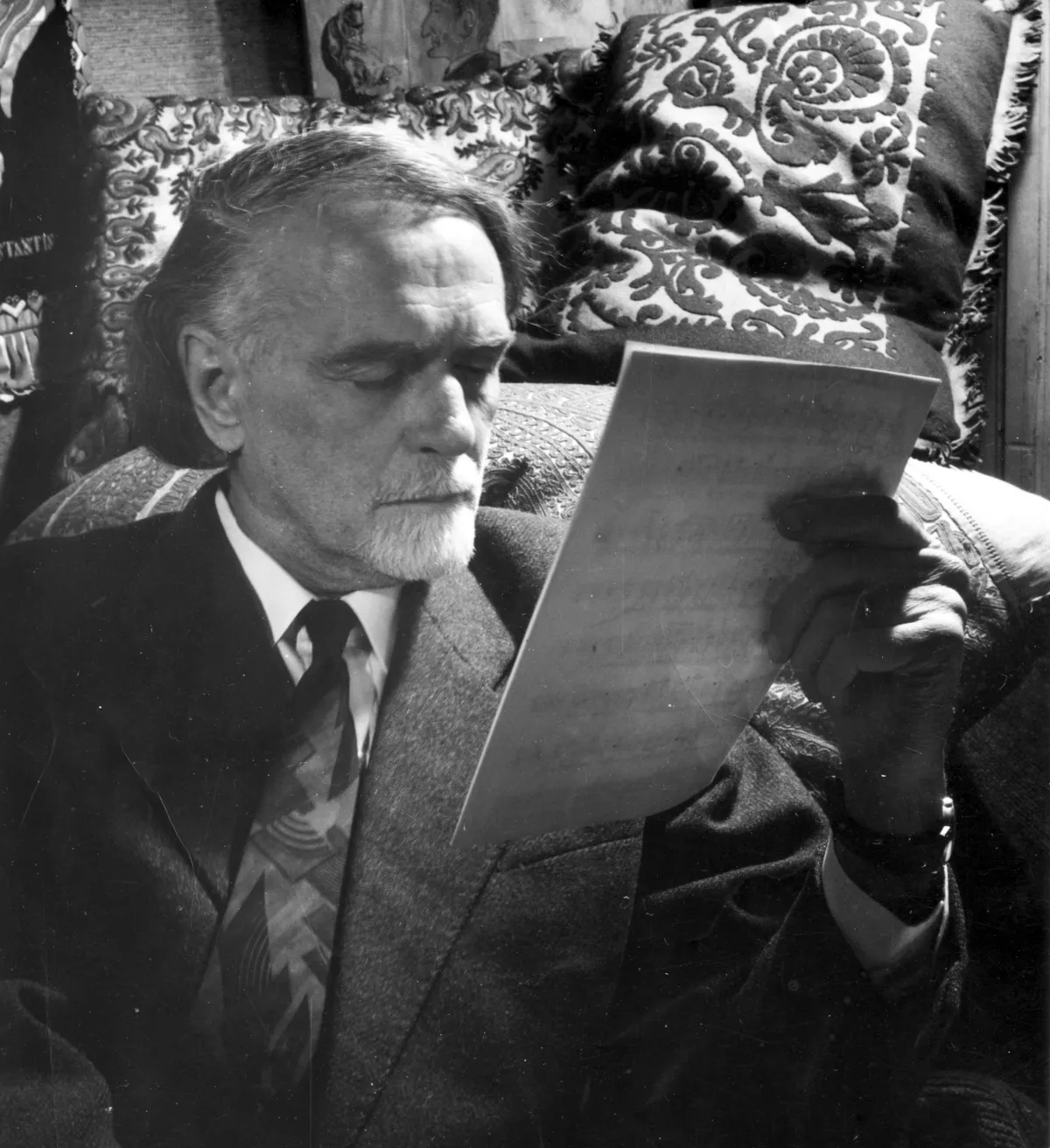 Kodály Zoltán a Köröndre néző földszinti otthonában