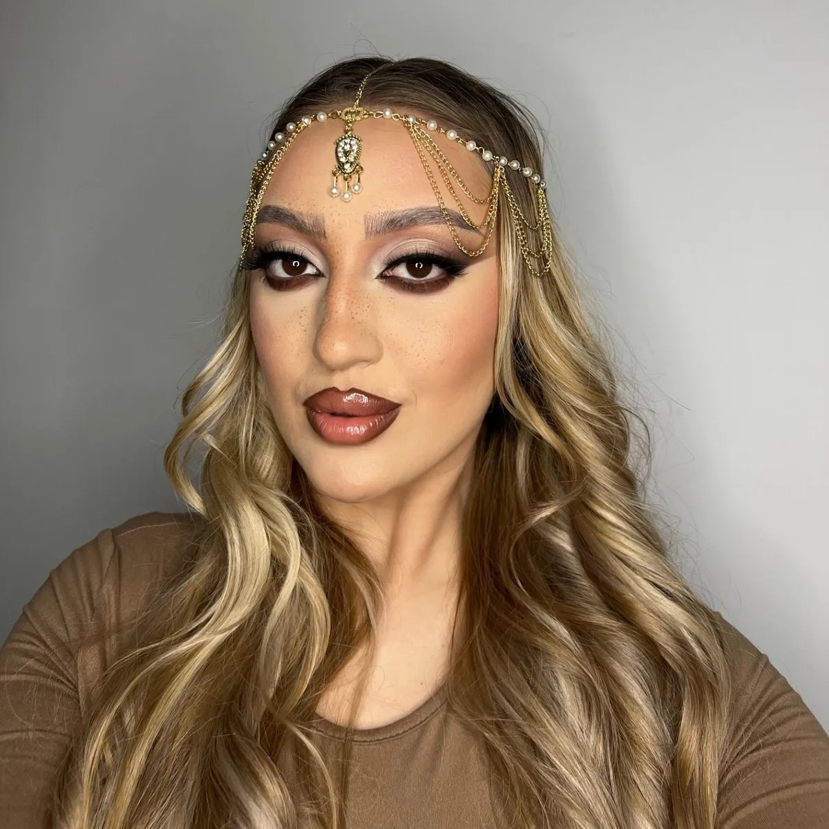 Az ombré hatású lipcombo technikát alkalmazó sminkes, telt ajkakkal.