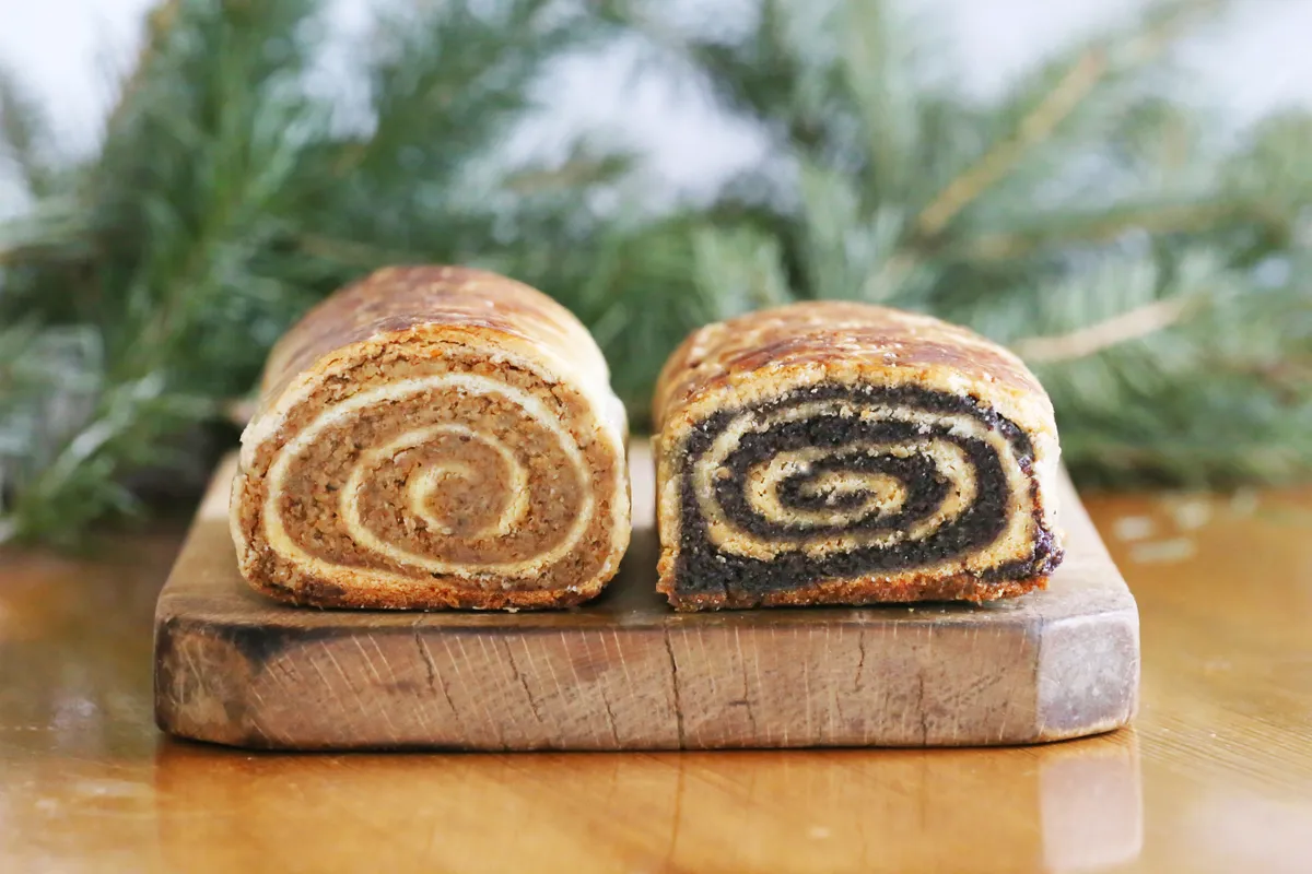 Személyiségteszt a bejgli töltelékének mennyiségéről: a képen egy mákkal és egy dióval megtömött bejgli látható. 