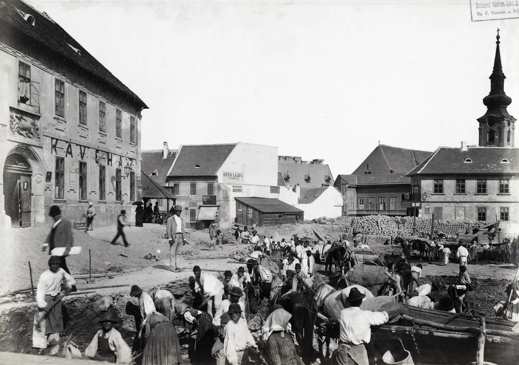 A Tabán 1894-ben: a Szarvas tér, balra a Szarvas-ház, szemben az Apród utcában Virág Benedek háza, jobbra hátul az Alexandriai Szent Katalin-templom.

Forrás: Fortepan / Budapest Főváros Levéltára. Levéltári jelzet: HU.BFL.XV.19.d.1.07.122