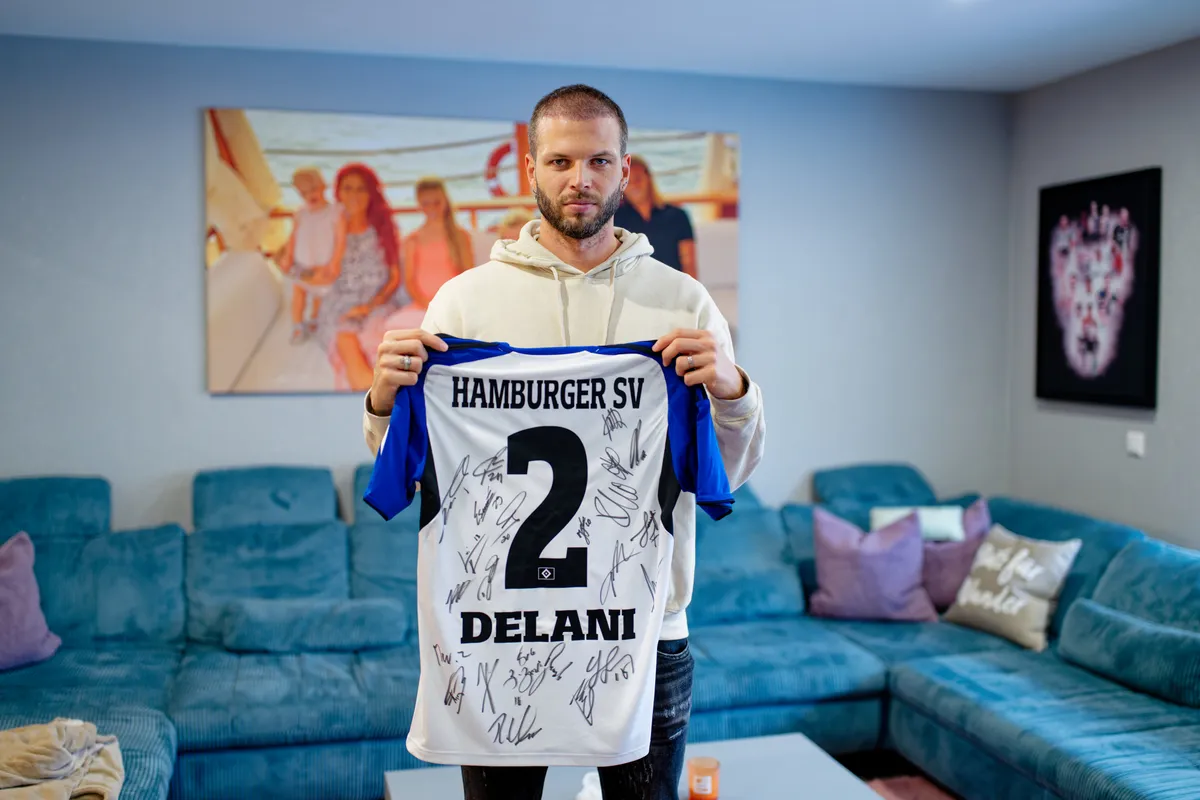 Dennis Diekmeier az élethalálharcot vívó lánya, Delani számára aláírt Hamburg-mezzel