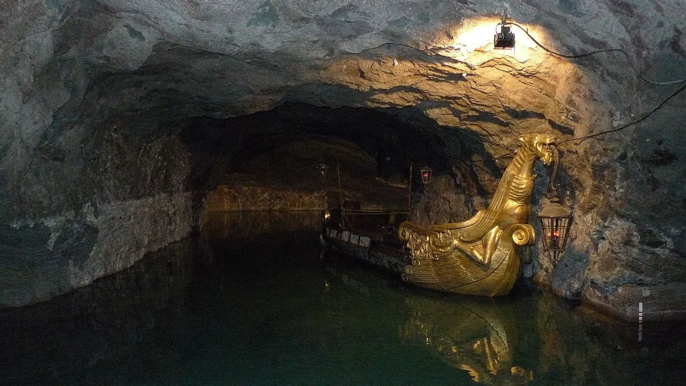 Az aranyozott bárka egy mozifilm díszlete volt, ma a hinterbrühli tavas barlang attrakciója.