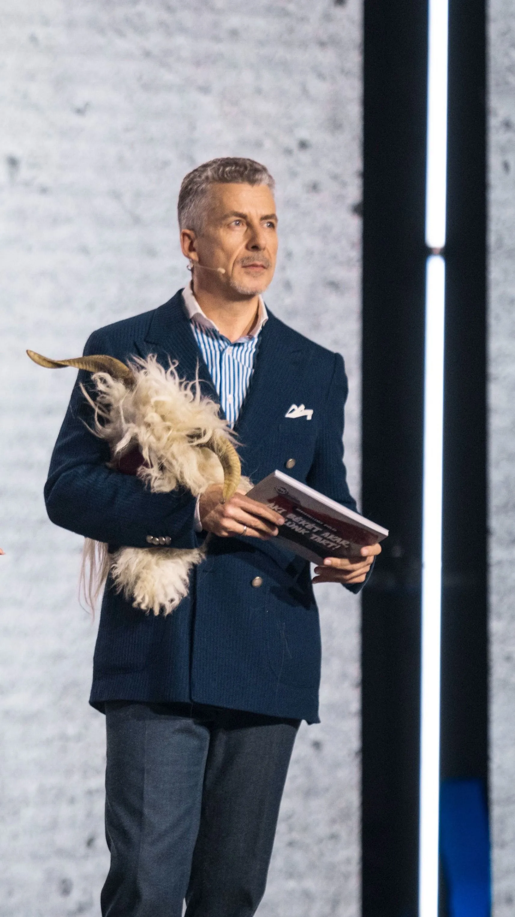 Rákay Philip busómaszkban lépett színpadra