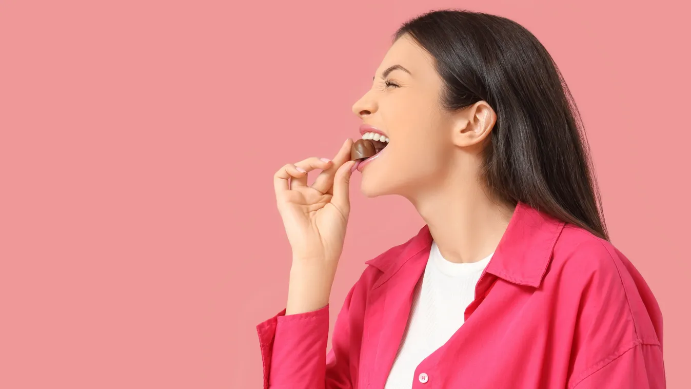 Cukormentes élelmiszerek közé tartozó diétás csokoládét fogyasztó fiatal nő