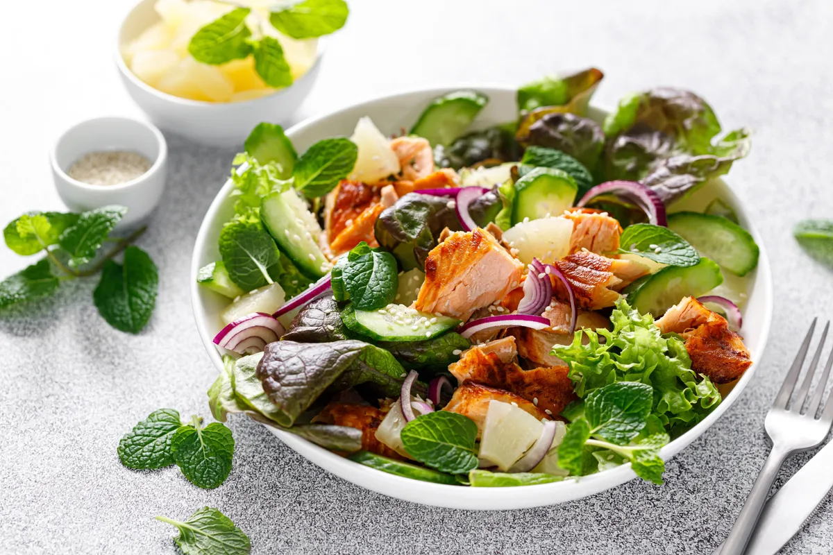 Szépen tálalt saláta, amivel a diéta tudatos követése hozzájárul a plusz kalóriák elkerüléséhez.