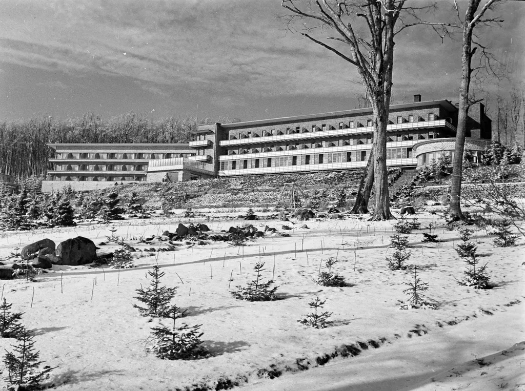 1939, Kékestető - Hótakaró alatt az Állami Gyógyintézet (később Mátrai Gyógyintézet), ahová már a két háború közti időkben is sokan jártak gyógyulni. 