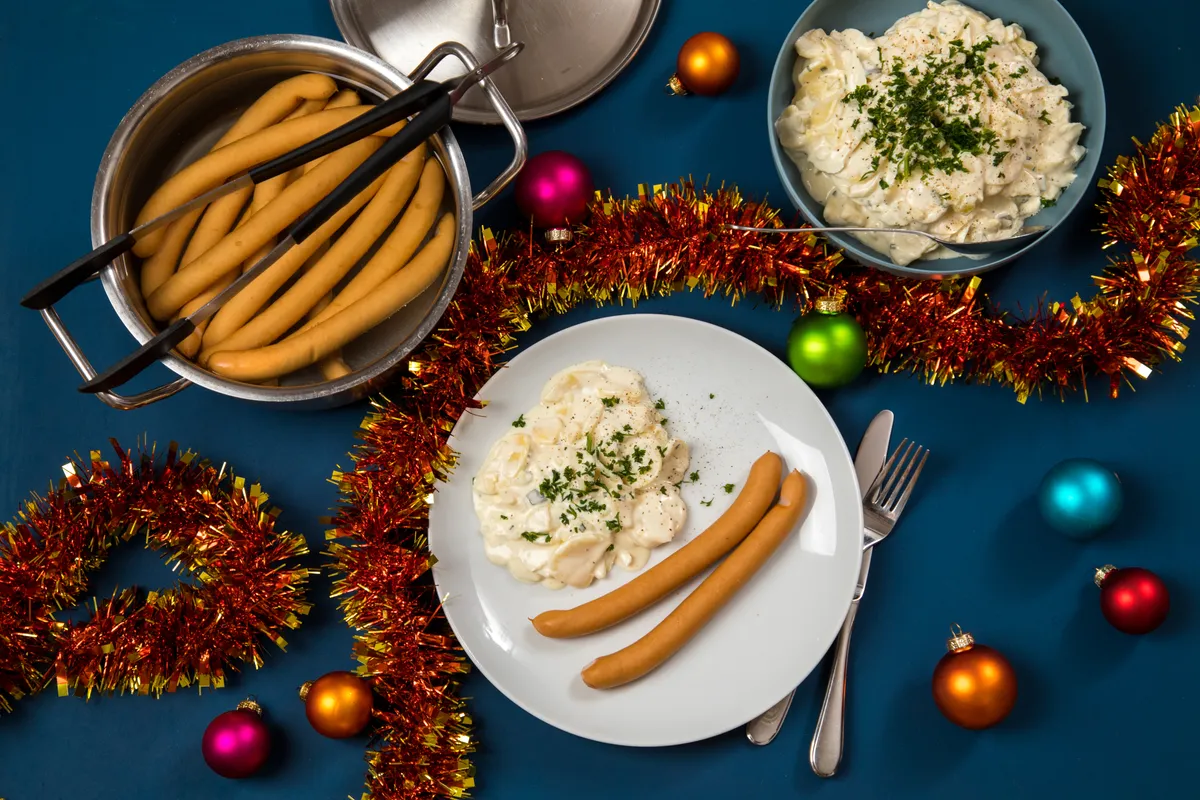 Szilveszteri roppanós virsli egy asztalon.