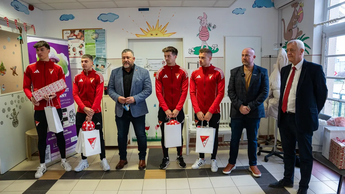 Nagybeteg gyerekeknek vittek ajándékot a DVSC-focistái