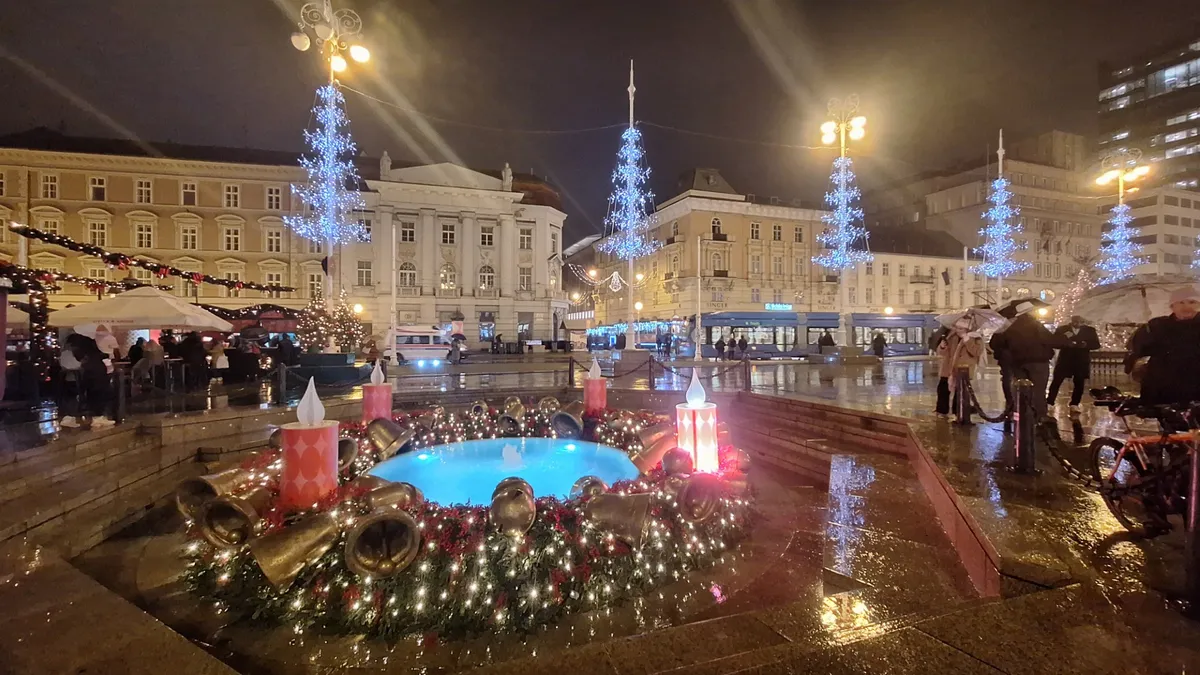 A zágrábi Jellasics bán tér karácsonyi vásárának adventi koszorúja
