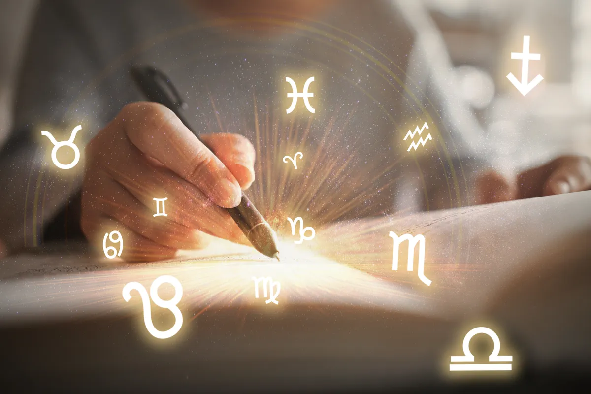 Horoszkópot író nő