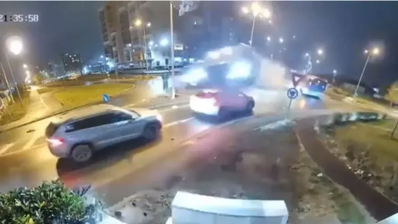 Sokkoló felvételek: A körforgalom felett repült át egy autó
