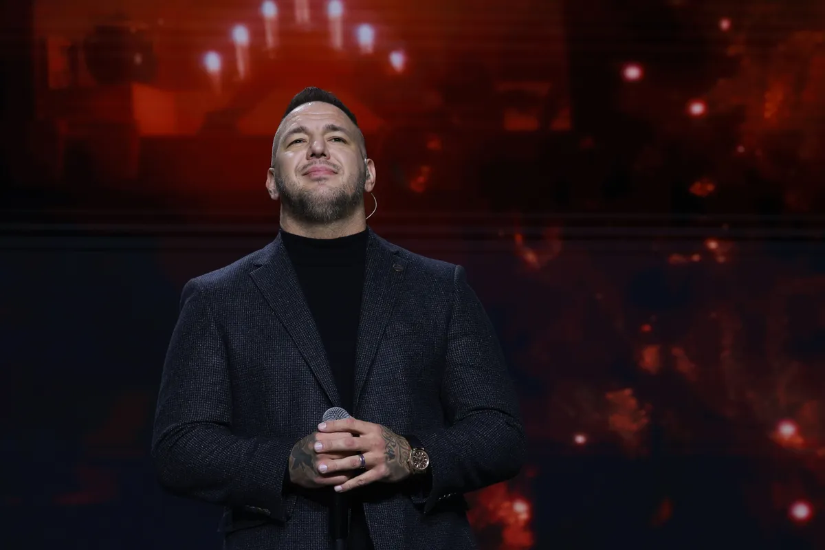 Curtis a Háborúellenes Gyűlésen szólt be az ittasvezetés miatt lebukó Majkának. Orbán Viktor oldalán a videó