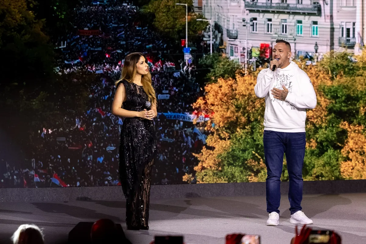 Radics Gigi és Curtis ezúttal is előadta a Szabadság Vándorait a Háborúellenes Gyűlésen