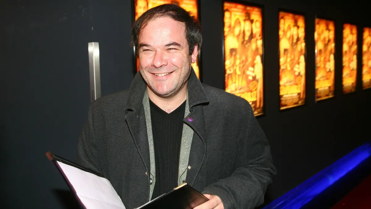 Kálloy Molnár Péter mosolyog a fellépése előtt.