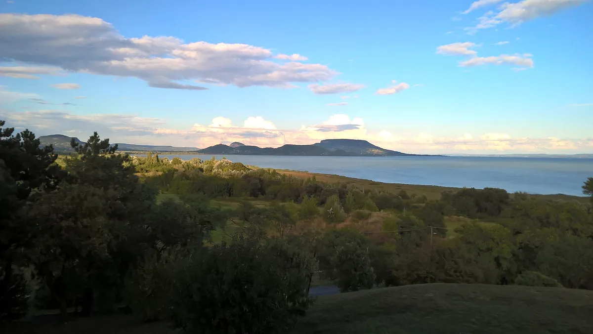 A Balaton legjobb kilátóiból elénk táruló panorámák megérnek egy kirándulást.