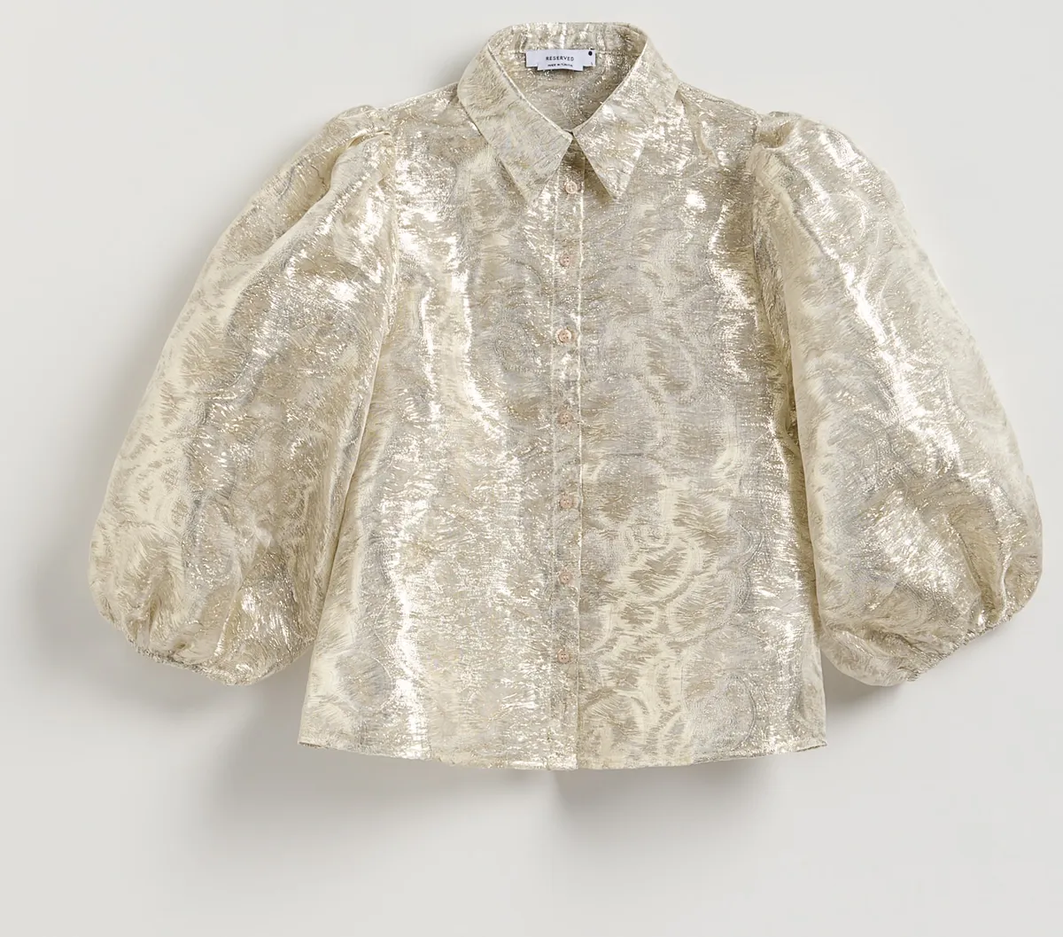 Női divat 50 felett: fényes anyagú blúz.