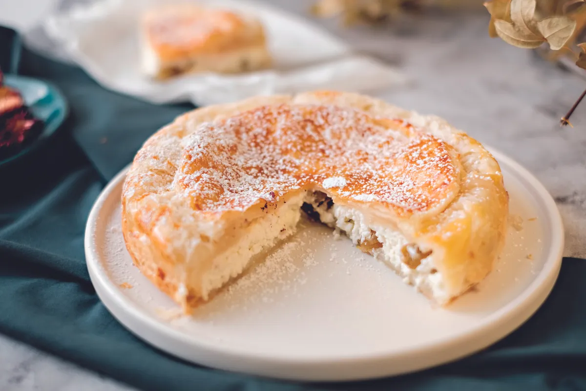 A mazsolás-túrós pite is a gyorsan elkészíthető levelestészta receptek közé tartozik. 