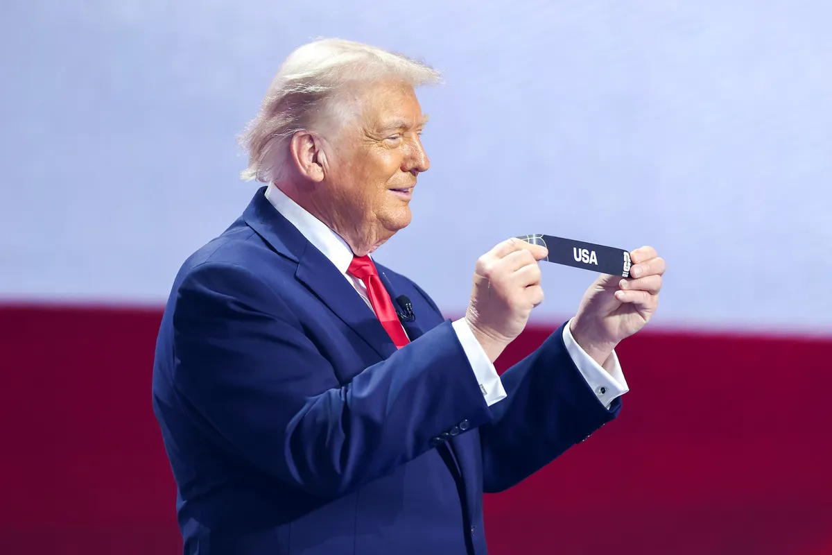 Donald Trump amerikai elnök éppen az USA válogatottját húzta ki a foci-vb-sorsoláson