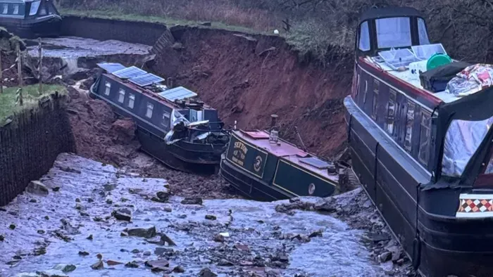 Földnyelő csapott le, több hajót is elnyelt a hatalmas gödör