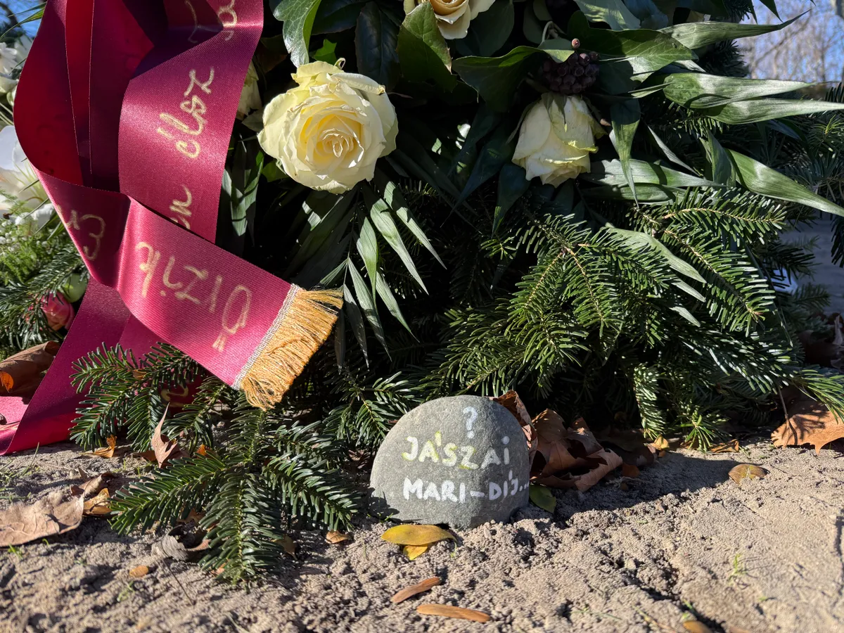 Kálloy Molnár Péter temetésekor egy kőre festett Jászai Mari-díj is került.