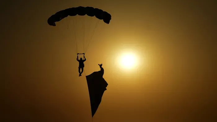 Sokkoló: siklóernyős csapódott bele a luxusszállodába