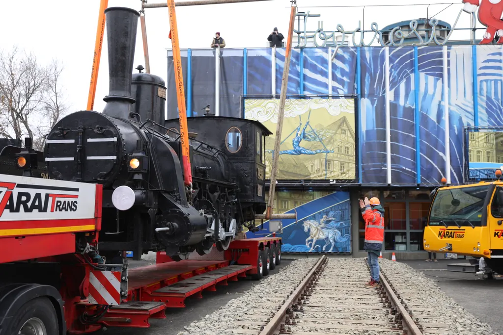 gőzmozdonyt emelnek be a Fővárosi Nagycirkusz elé