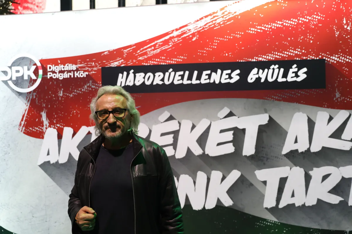 Sasvári Sándor is a Háborúellenes Gyűlésen van, Szegeden.