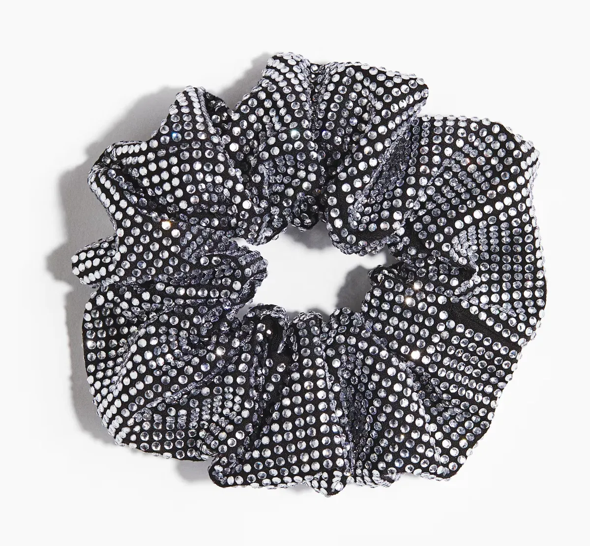 Női divat 50 felett: strasszos hajgumi.