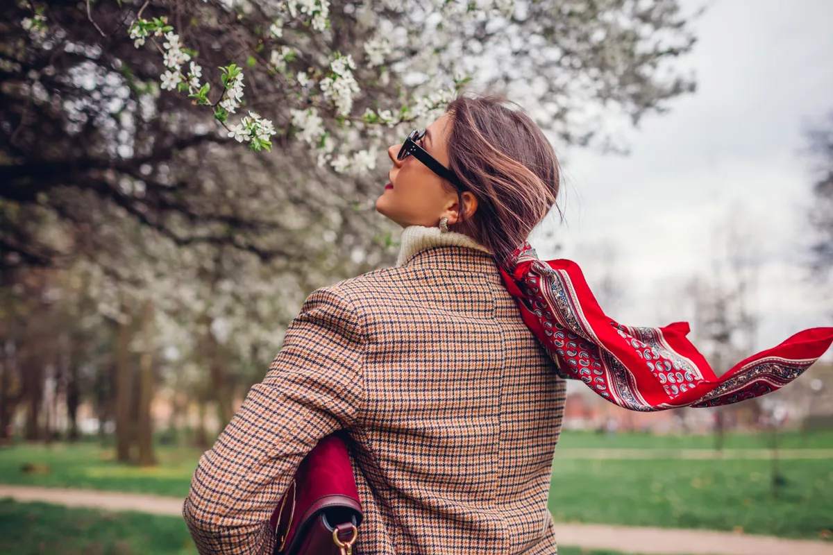 Legvonzóbb női frizura egy piros kendőt viselő fiatal nőn.